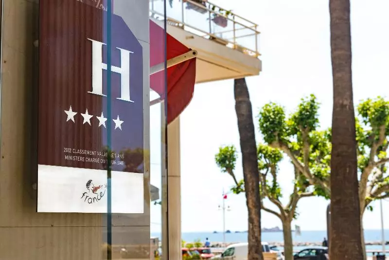 Отель Mercure Saint Raphael Centre Plage