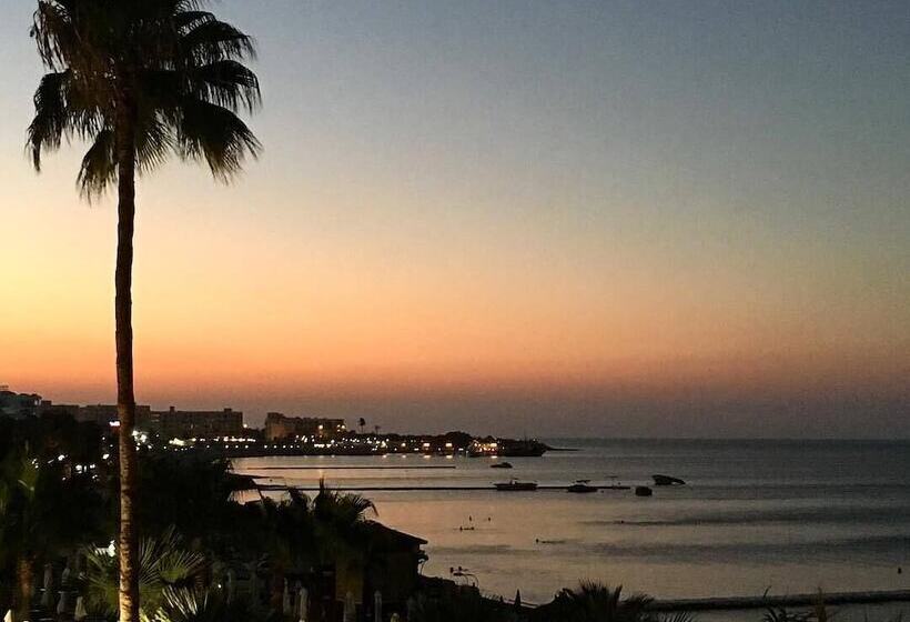 هتل Silver Sands Beach