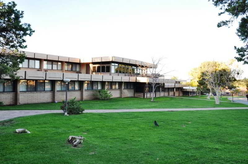 בית מלון כפרי Thunderbird Lodge   Inside The Park