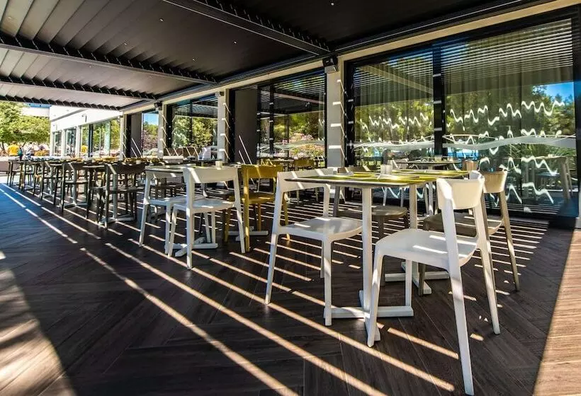 Отель Park Plaza Arena Pula