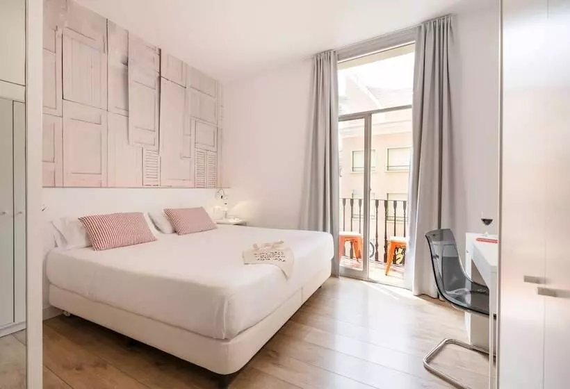 هتل Chic & Basic Tallers Hostal