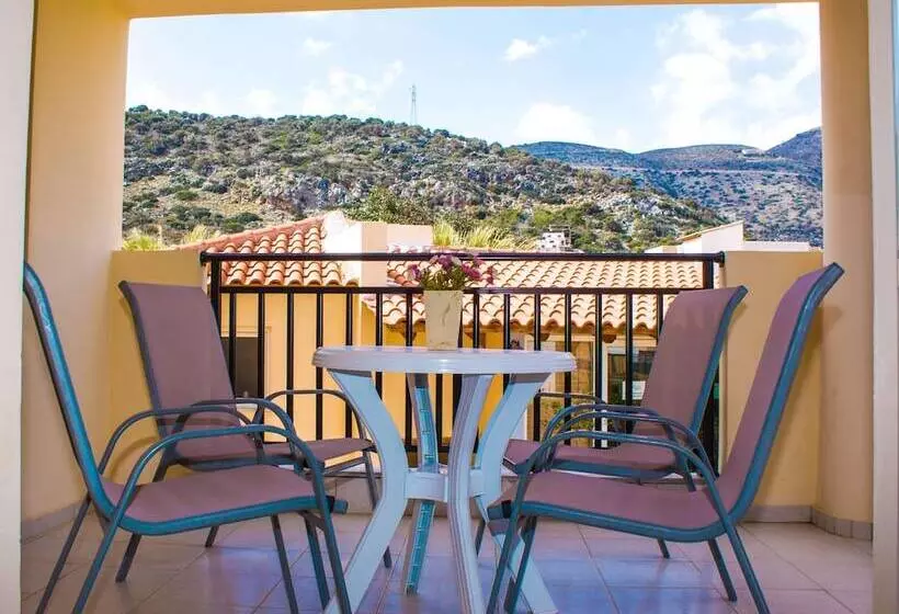 Sunshine Studios & Apartments