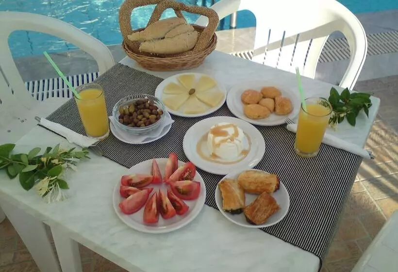 Sunshine Studios & Apartments