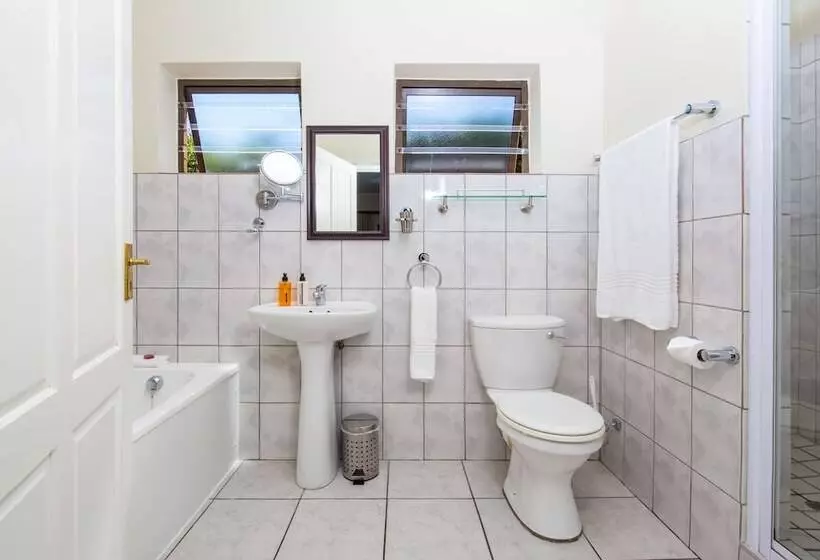 Отель Amber Guest Lodge