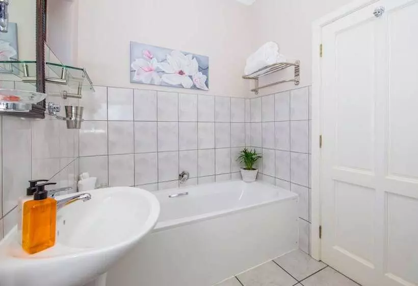 Отель Amber Guest Lodge