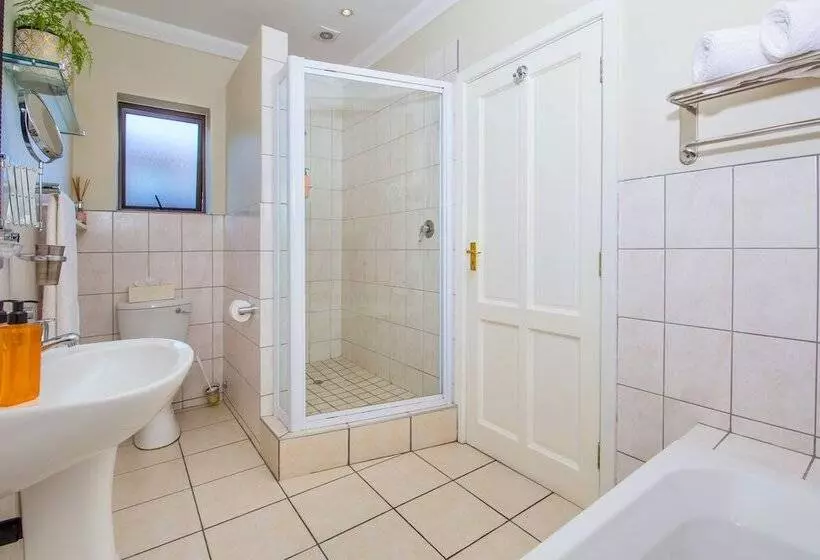 Отель Amber Guest Lodge