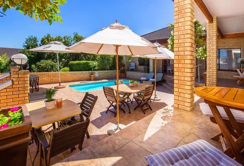 Отель Amber Guest Lodge