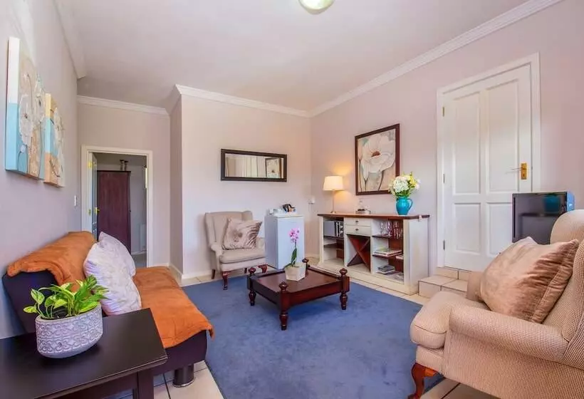 Отель Amber Guest Lodge