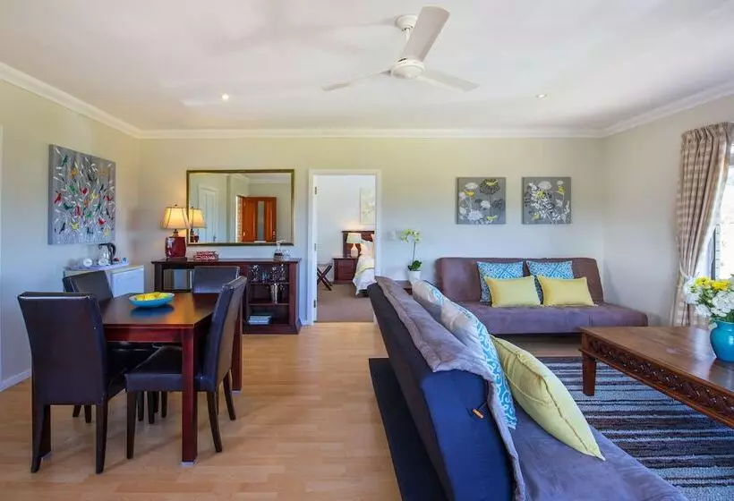 Отель Amber Guest Lodge