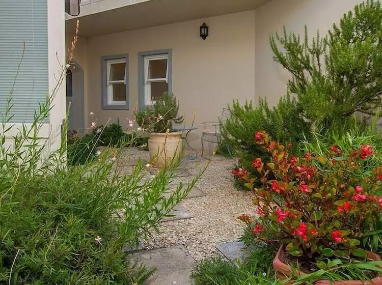 Отель Isola Bella Guest House