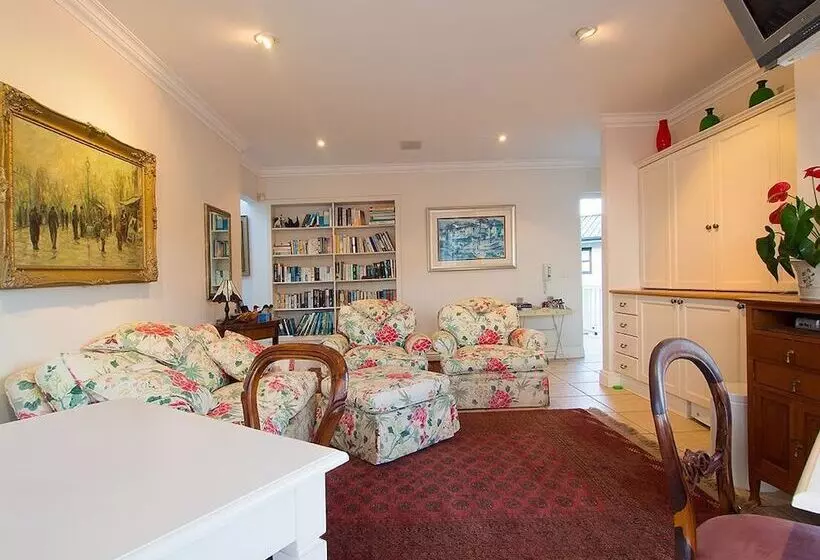 Отель Isola Bella Guest House