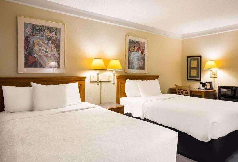 فندق Super 8 By Wyndham Savannah