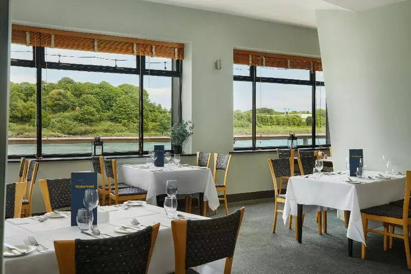 هتل Waterford Marina