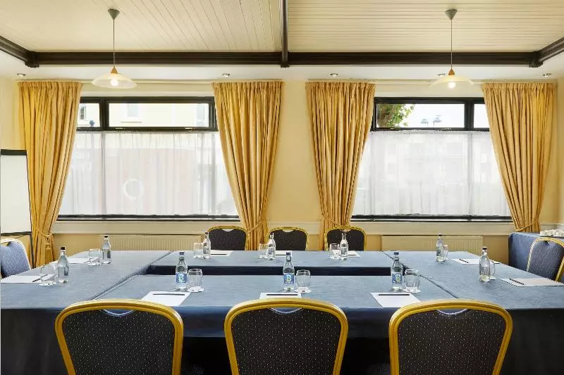 هتل Waterford Marina