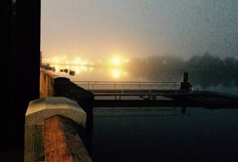 هتل Waterford Marina