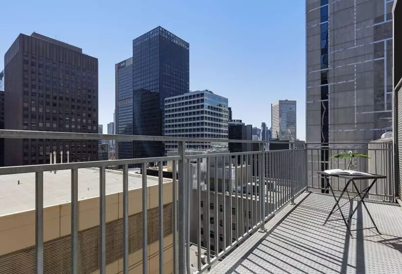 בית מלון כפרי Oaks Melbourne On Collins Suites