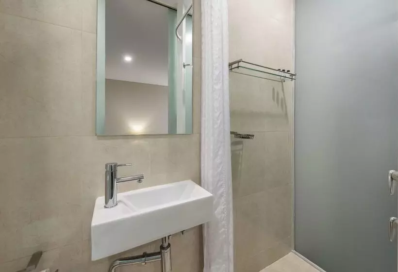 בית מלון כפרי Oaks Melbourne On Collins Suites