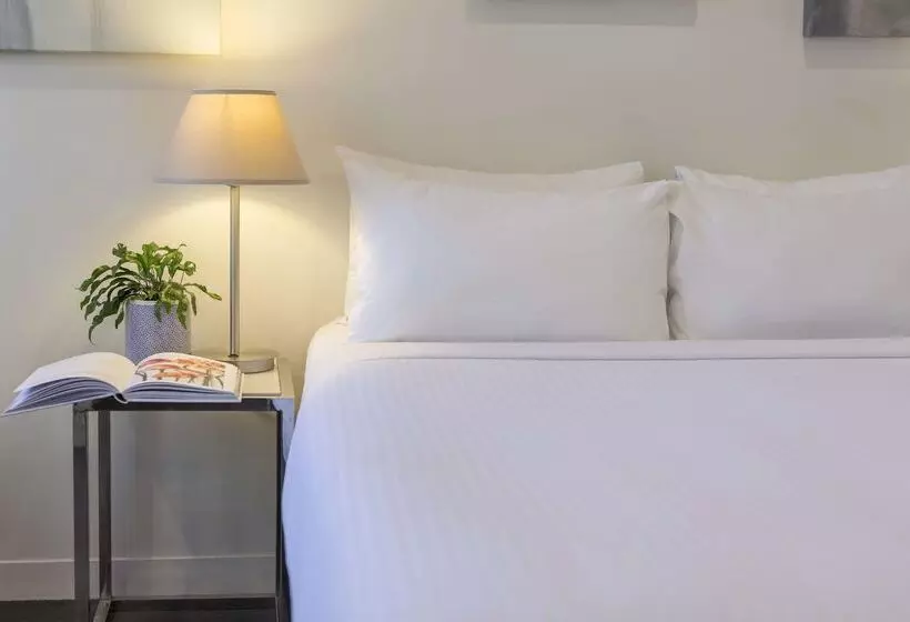 בית מלון כפרי Oaks Melbourne On Collins Suites