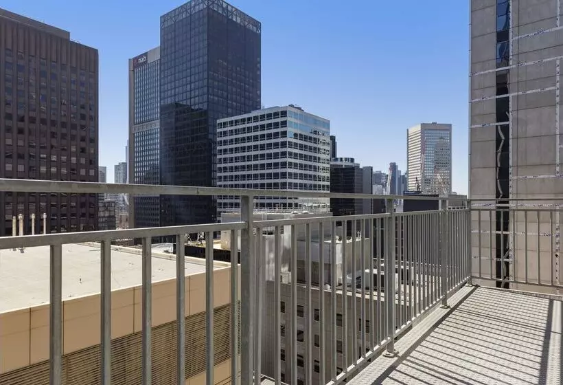 בית מלון כפרי Oaks Melbourne On Collins Suites