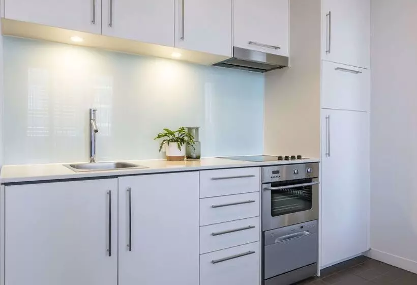 בית מלון כפרי Oaks Melbourne On Collins Suites