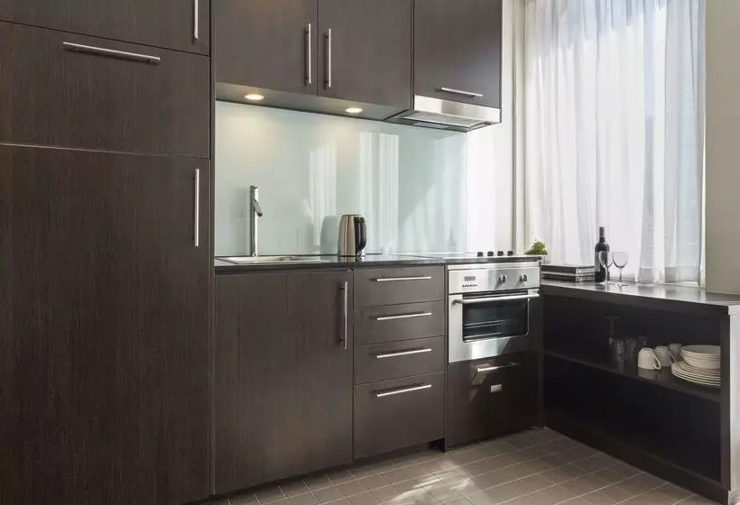 בית מלון כפרי Oaks Melbourne On Collins Suites