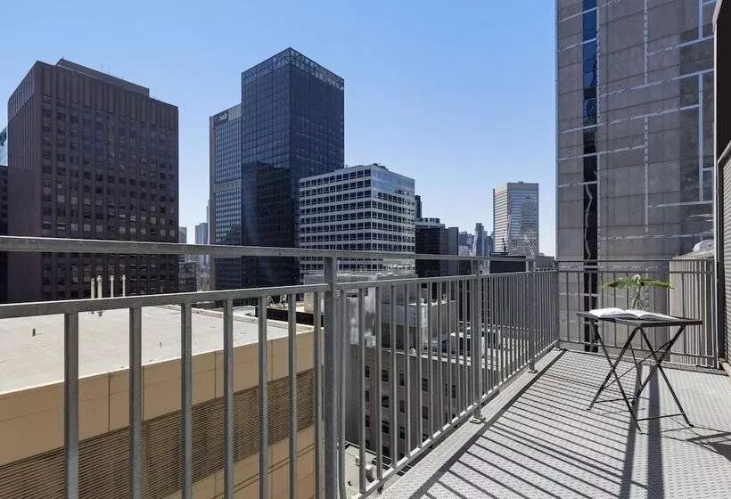 בית מלון כפרי Oaks Melbourne On Collins Suites