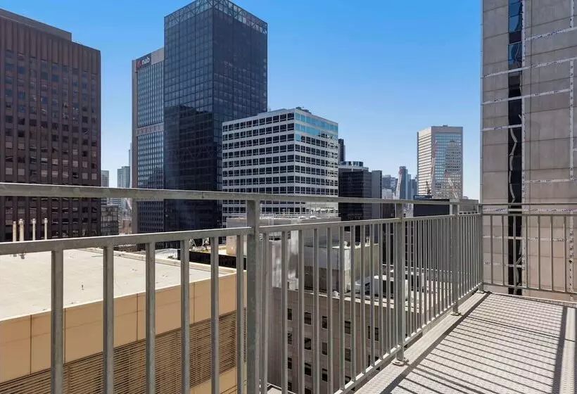 בית מלון כפרי Oaks Melbourne On Collins Suites