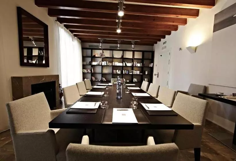 Petit Palace Hotel Tres