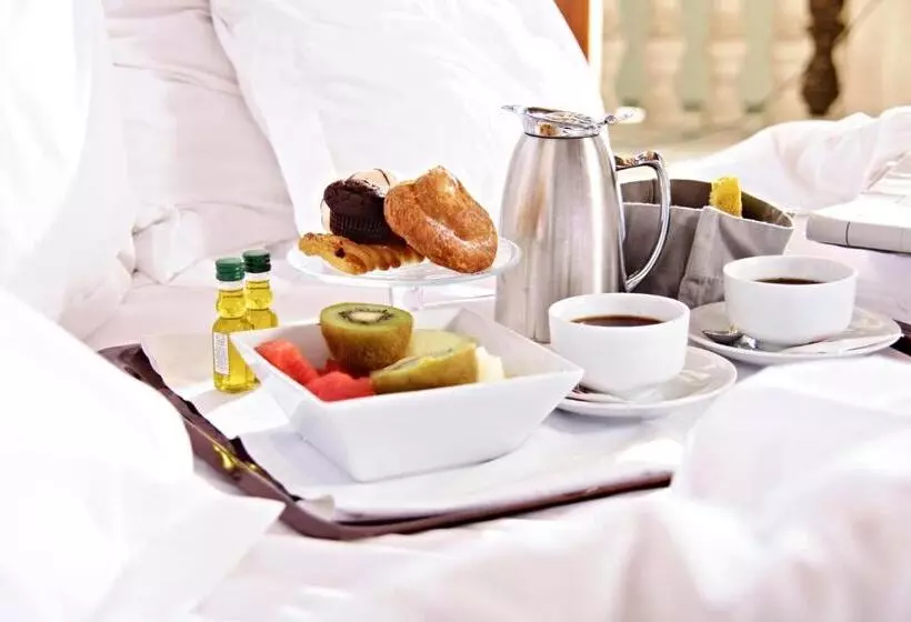 Petit Palace Hotel Tres