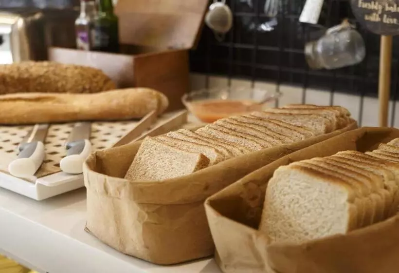 Petit Palace Hotel Tres