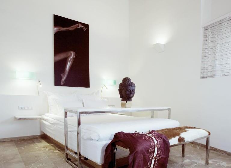 Petit Palace Hotel Tres