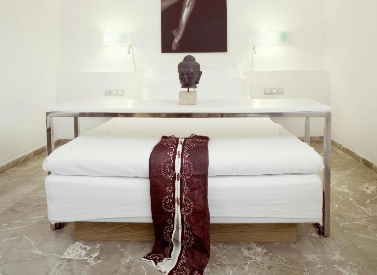 Petit Palace Hotel Tres