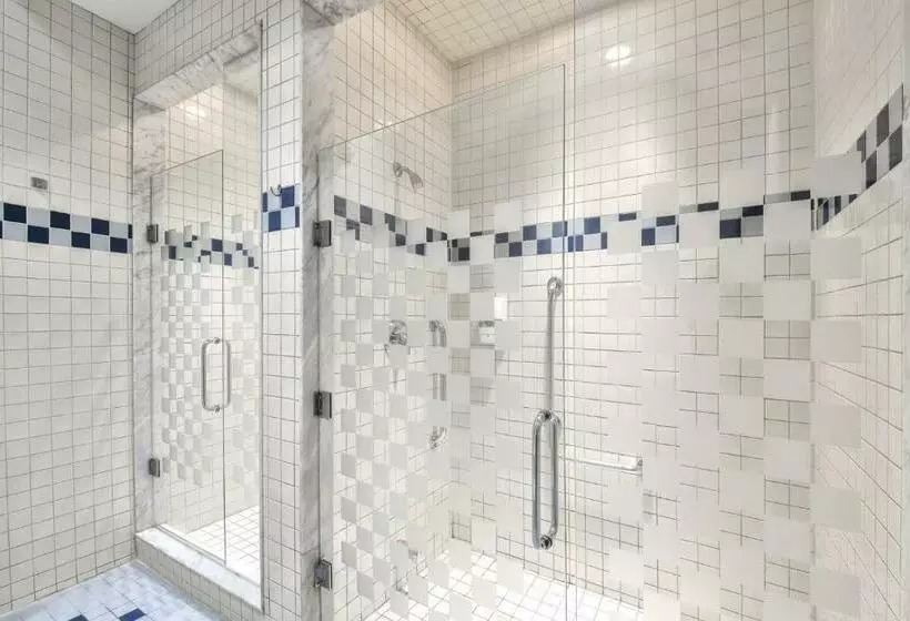 Отель Bridgestreet Qwest