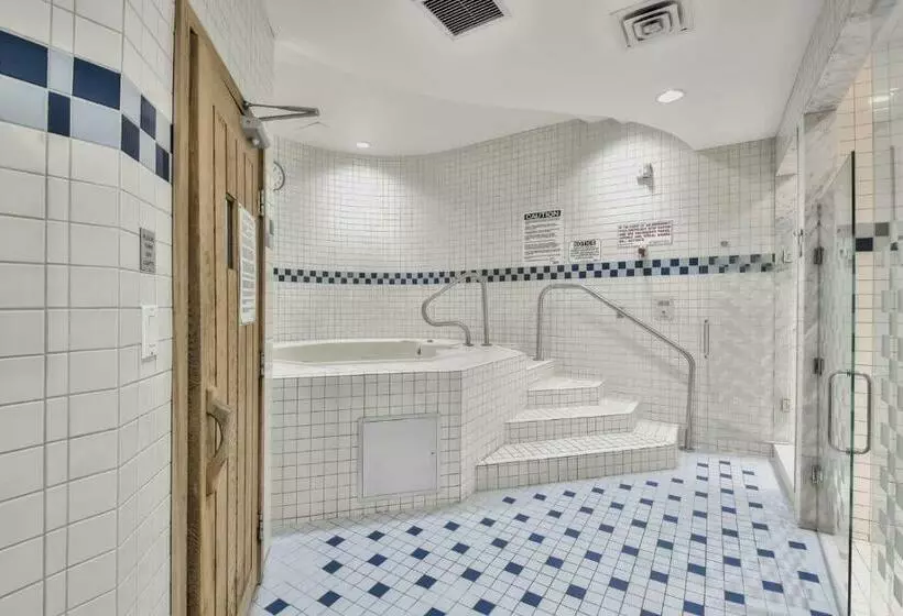 Отель Bridgestreet Qwest