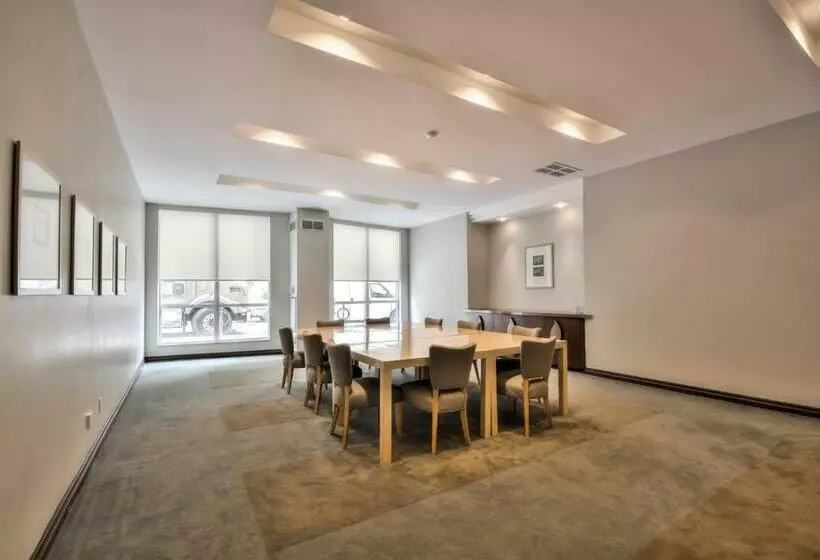 Отель Bridgestreet Qwest