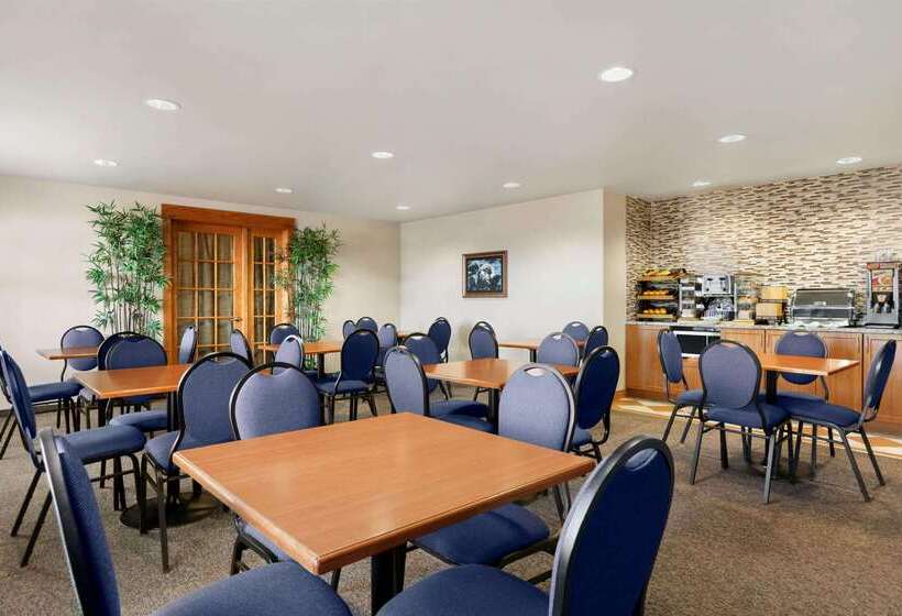 هتل Days Inn & Suites By Wyndham Thompson