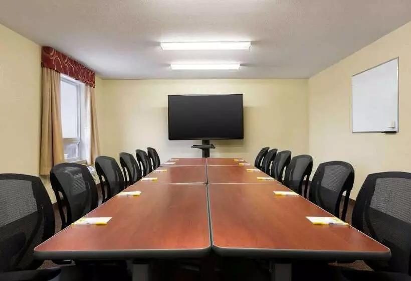 호텔 Days Inn & Suites By Wyndham Thompson