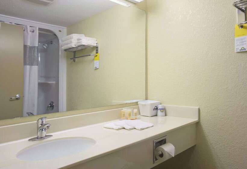 هتل Days Inn & Suites By Wyndham Thompson