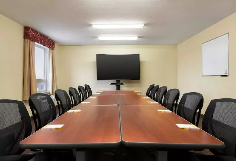 호텔 Days Inn & Suites By Wyndham Thompson