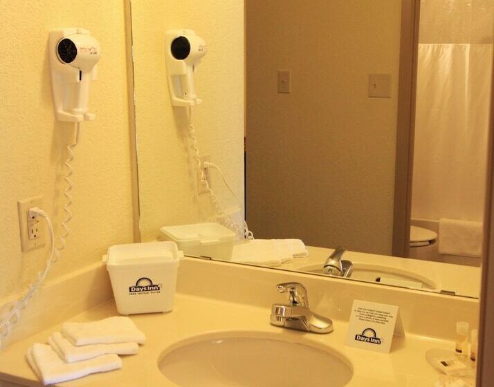 هتل Days Inn & Suites By Wyndham Thompson