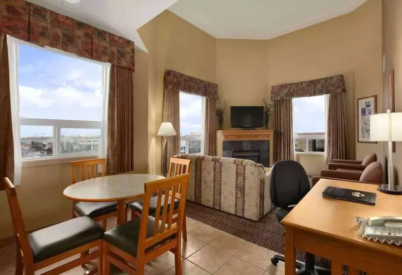 ホテル Days Inn & Suites By Wyndham West Edmonton
