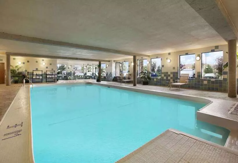 ホテル Days Inn & Suites By Wyndham West Edmonton