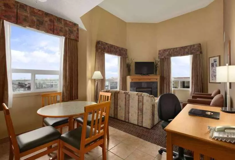 ホテル Days Inn & Suites By Wyndham West Edmonton
