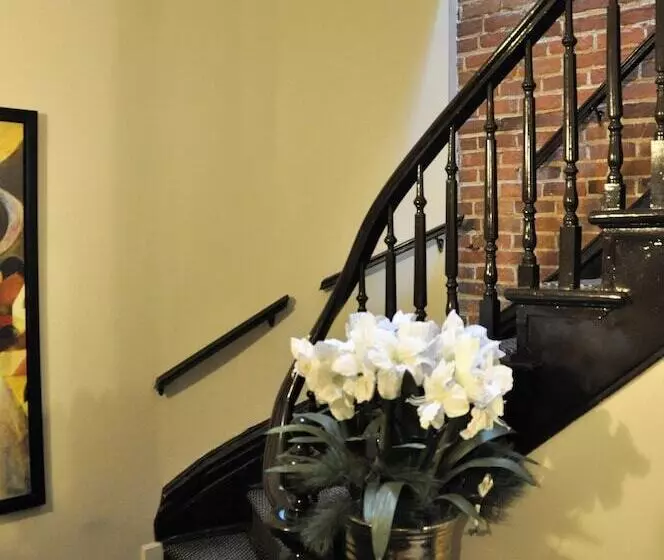 Отель Unique Stays 1595 St Denis