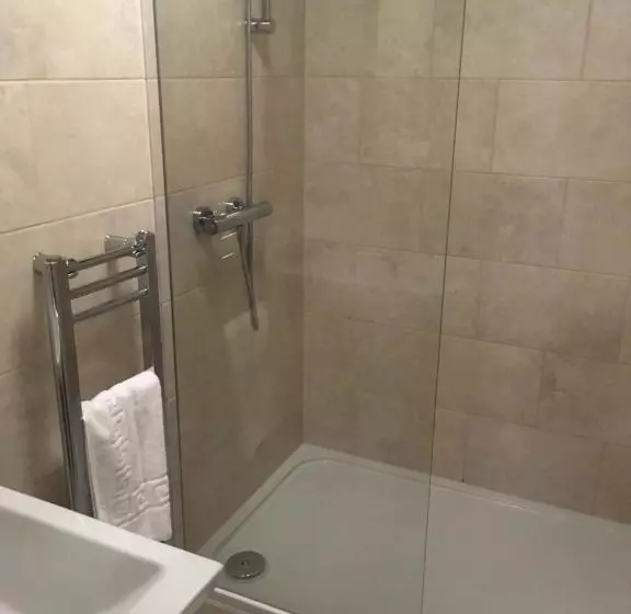 Old Court Hotel & Apartments