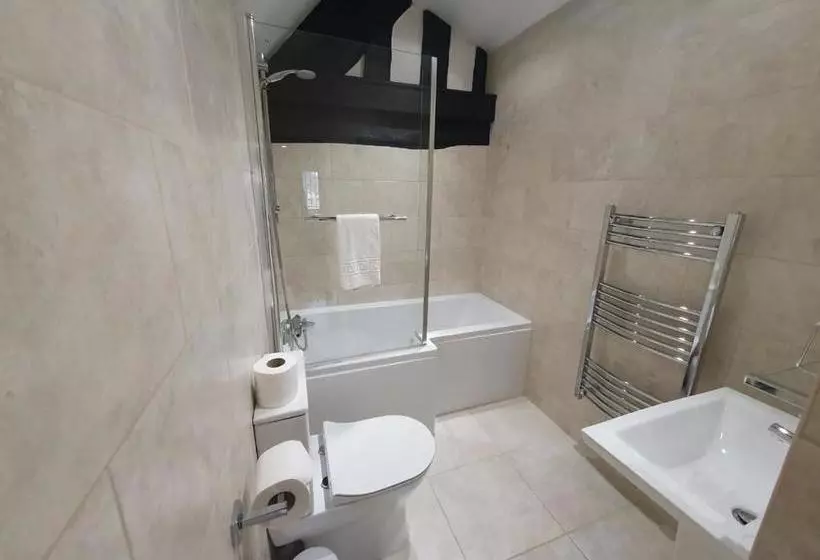 Old Court Hotel & Apartments