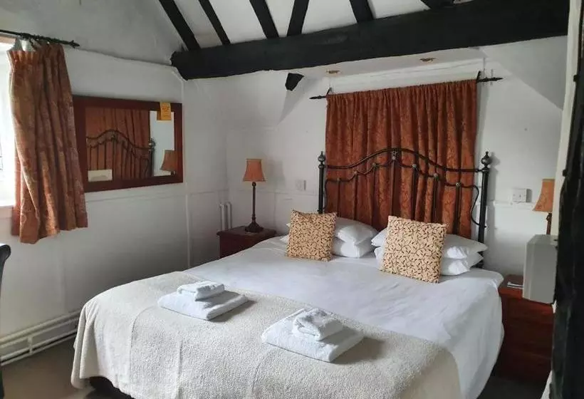 Old Court Hotel & Apartments