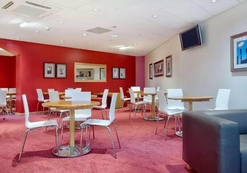 ホテル Travelodge Birmingham Central Broadway Plaza