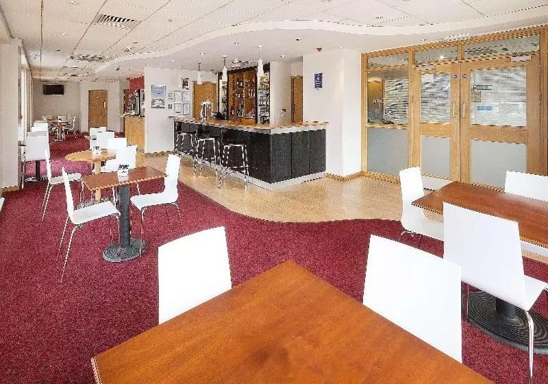 호텔 Travelodge Watford Central