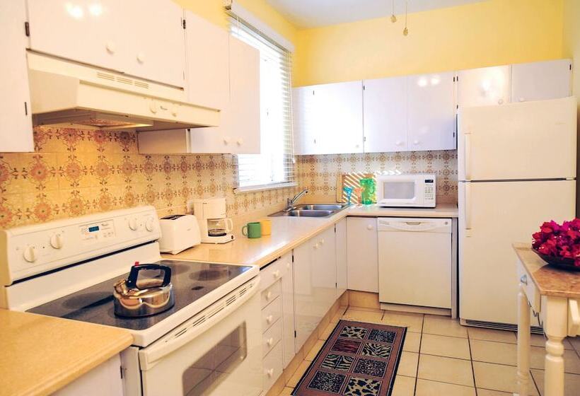 בית מלון כפרי Bay View Suites Paradise Island